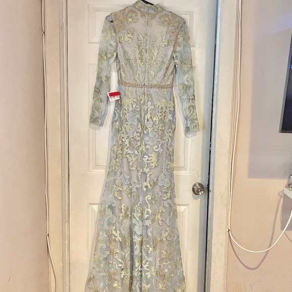 Mac Duggal LONG SLEEVE APPLIQUE V-NECK GOWN size 4 style 11165 - Picture 2 of 7